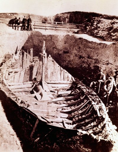 Scavi della nave vichinga "Gokstad" scoperta nel IX secolo, Norvegia, 1880 da Norwegian Photographer